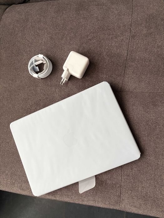 Apple Macbook Air 2025 m4 16 ram Чисто Нов