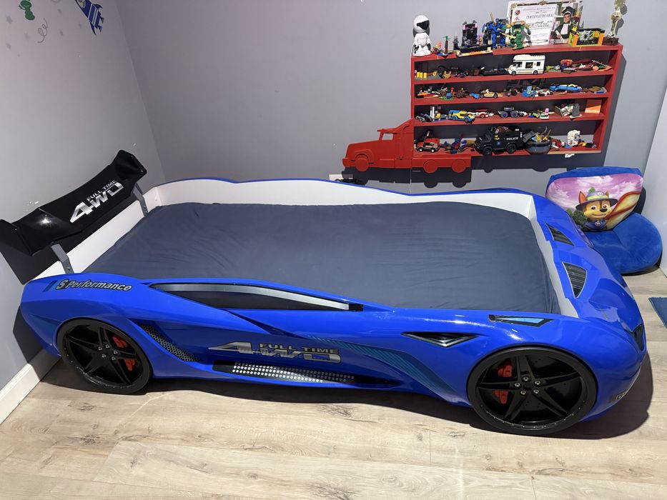 Pat in forma de masina cu leduri si lumini