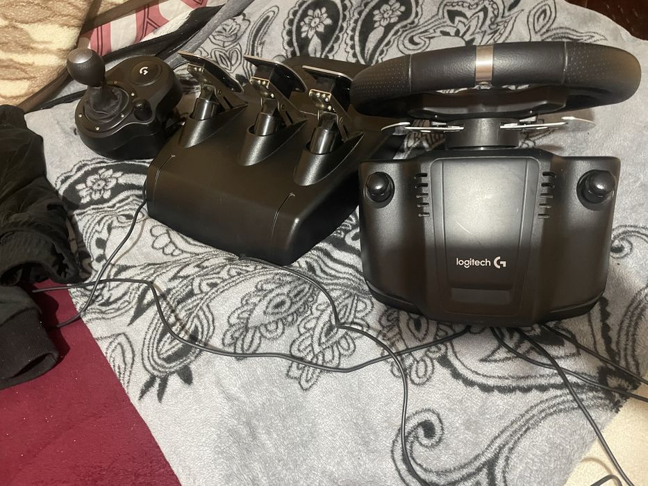 Vand volan logitech cu tot cu pedale schimbator !