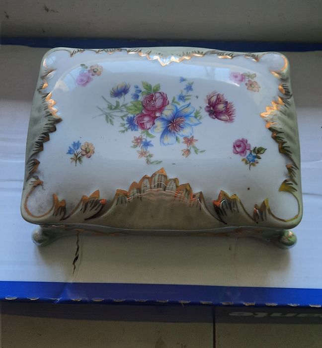 Порцеланова кутия