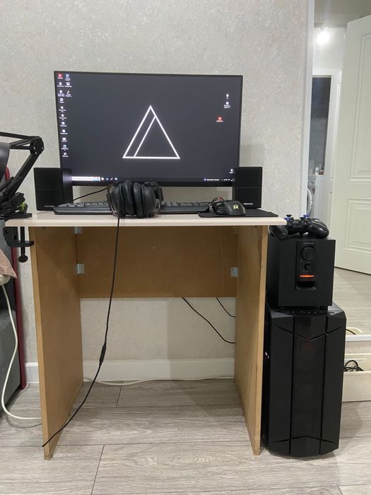 Компьютер с игровым креслом и стол из мдф