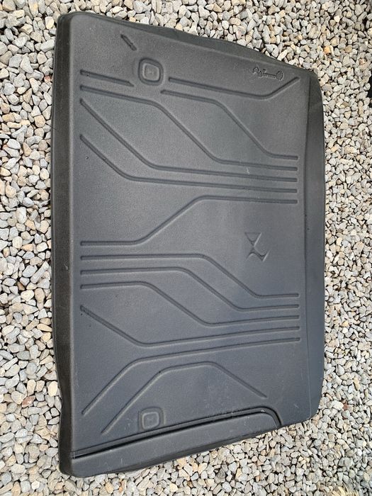 Продавам оригинална стелка за багажник СИТРОЕН DS5