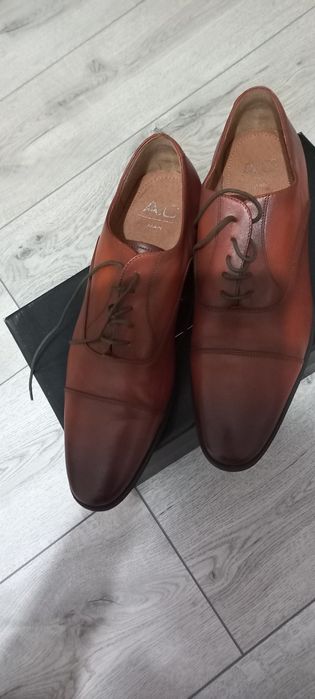 Pantofi de piele, noi, comozi și eleganți