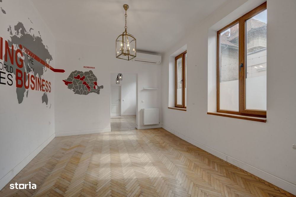 In Cartierul Evreiesc, casa 3 camere pivnita si mansarda open space.