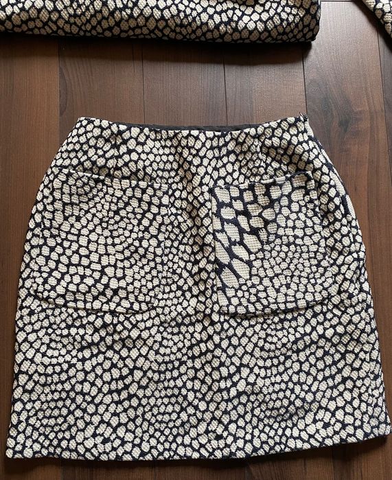 Комплект от леко палто с къса пола Guy Laroche