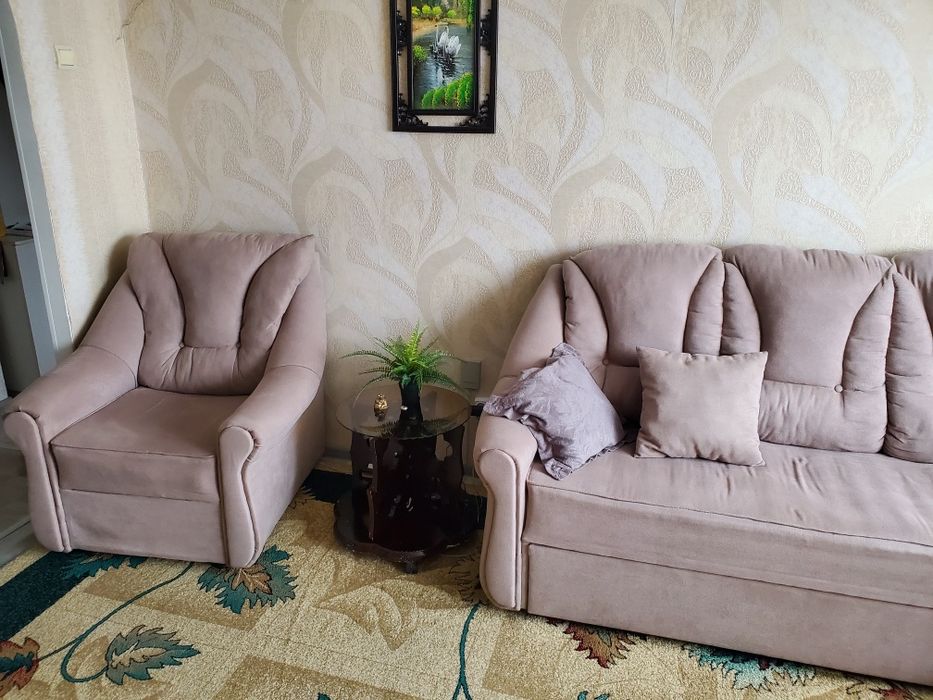 Продам угловой диван и кресло