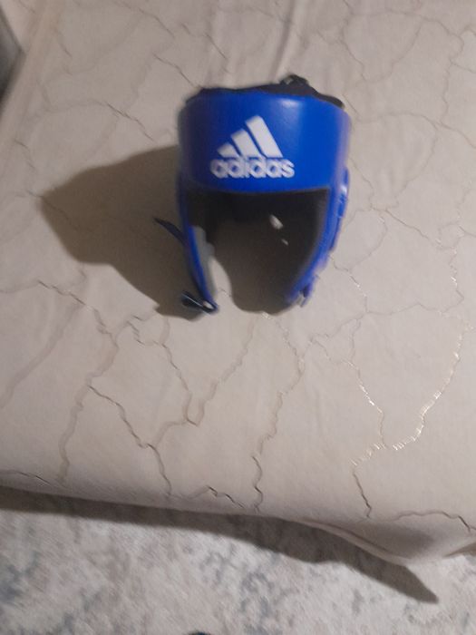шлем ADIDAS очень хороший