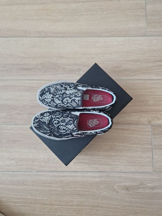 Продавам дамски дантелени кецове Vans