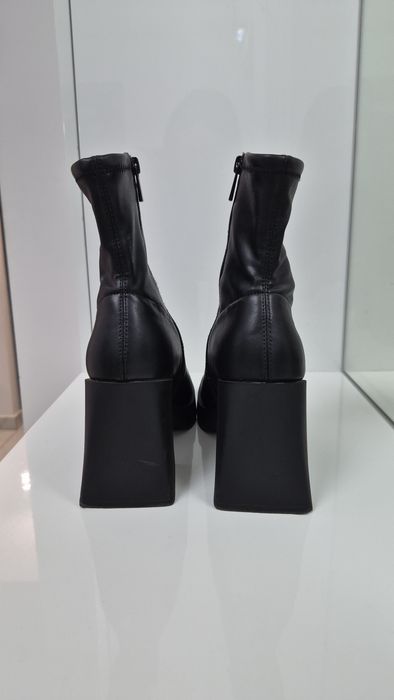 Botine negre cu toc gros și platformă – stare foarte bună