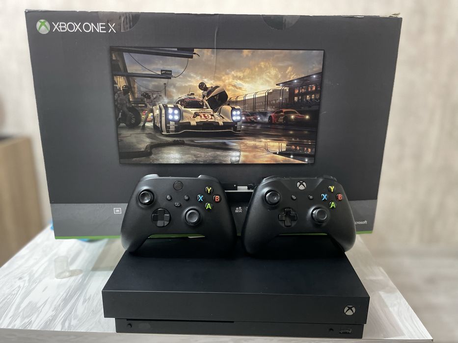 Xbox One X 1TB + 2 геймпада