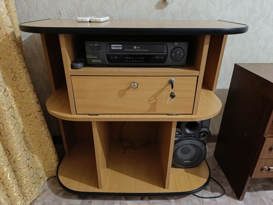 Продам тумбочку под телевизор.