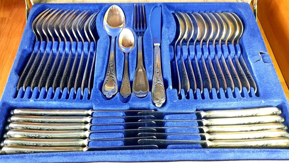 Set tacamuri placate ate cu argint pentru 12 persoane