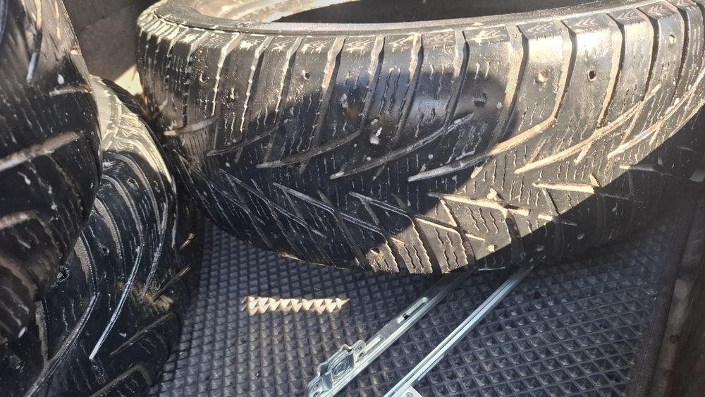 Продам 3шт 10тыс  покрышку зима б/у