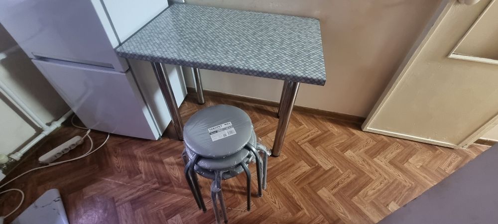 Стол и табуретки, самовывоз