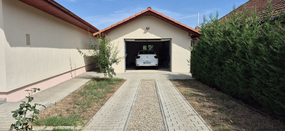 Casa vanzare,direct de la propietar,in loc Bodrogu Nou ,pe strada prncipala,la iesirea din Zadareni