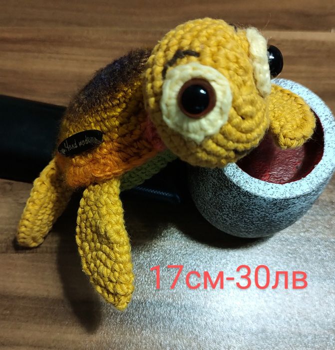 Ръчно изплетени шапки ,играчки и аксесоари.