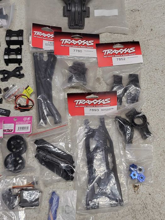 RC части и купета, зарядно, контролер, подложки, носачи и други