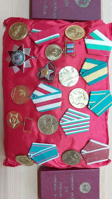 Продавам медали и значки