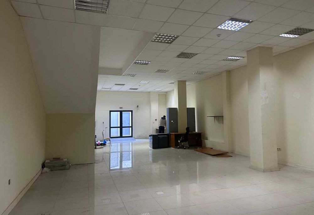 Дава се под наем Склад в Варна, Младост 1 - 200 кв.м за 800 € - Снимка #1