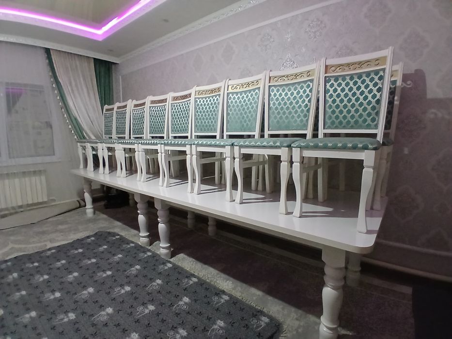 Стол со стульями