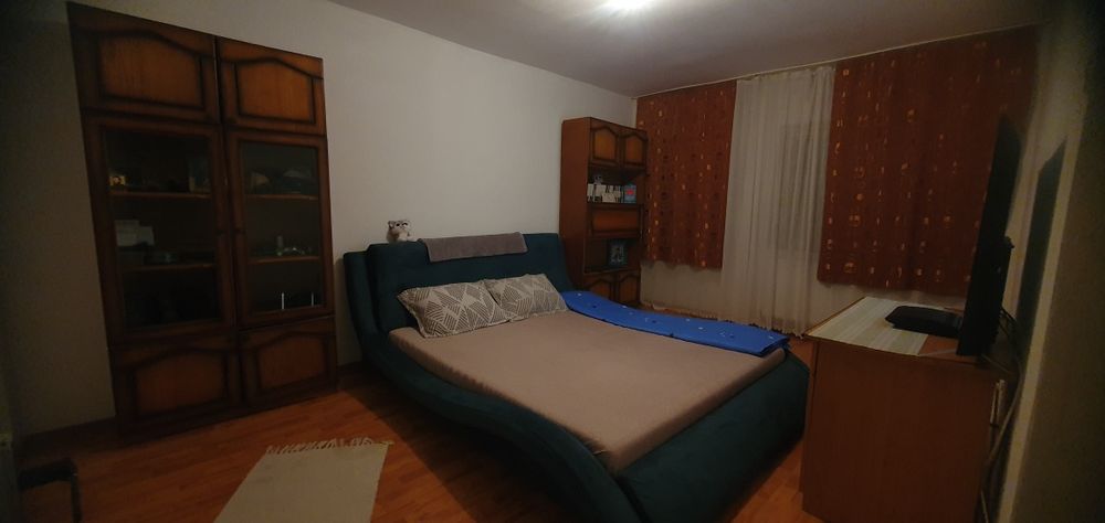 Vând apartament cu 3 camere ,hol,baie și bucătărie.