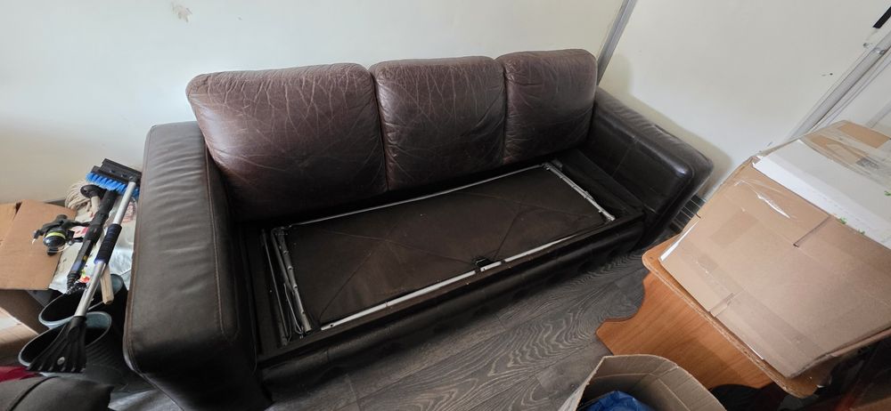 Canapea piele naturala extensibila mobexpert pret 600 lei .se face pat matrimonial este pe cadru metalic