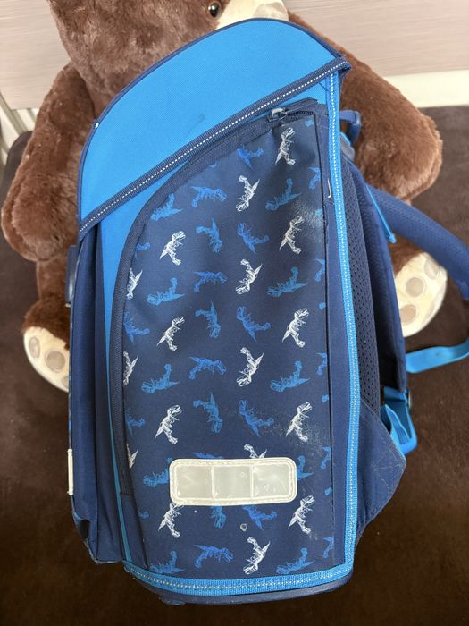 Ученическа раница с динозаър Herlitz Blue Dino + подарък несесер