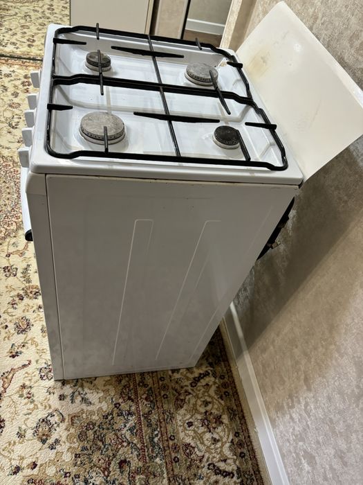 Продам газ плиту почти новая