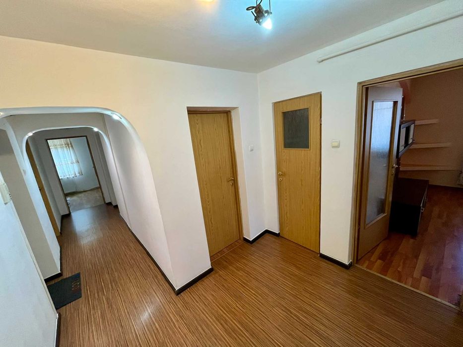 Inchiriez apartament mobilat si utilat cu loc de parcare in Cetate zona bulevard