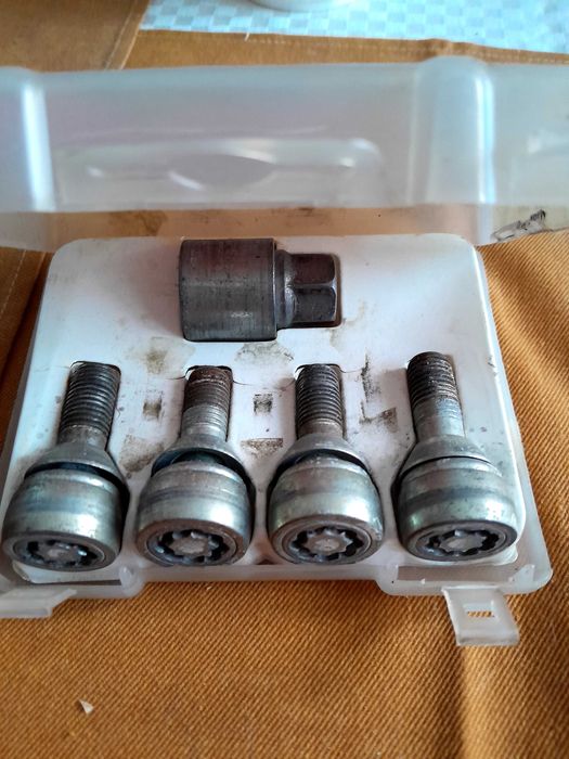 Секретни болтове