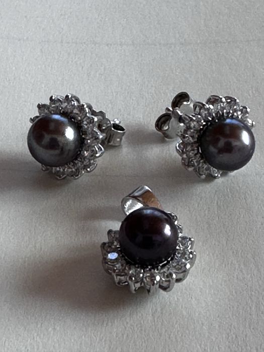 Set format din cercei si pandant din aur alb de 18 k si perle naturale