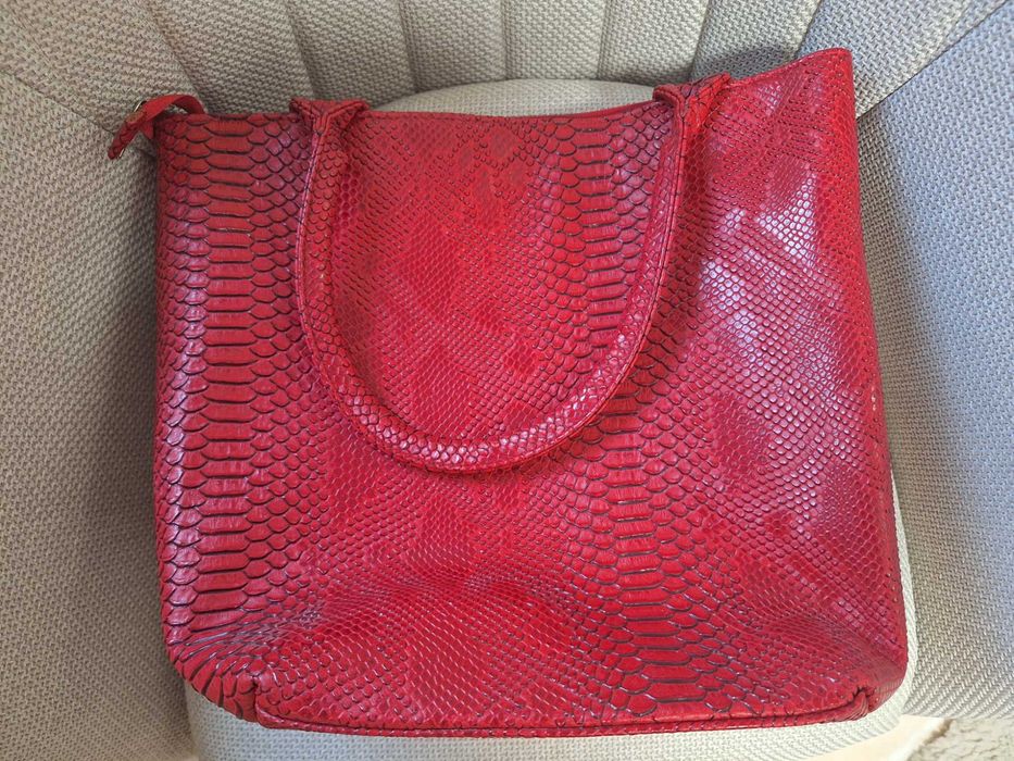 Актуална червена чанта