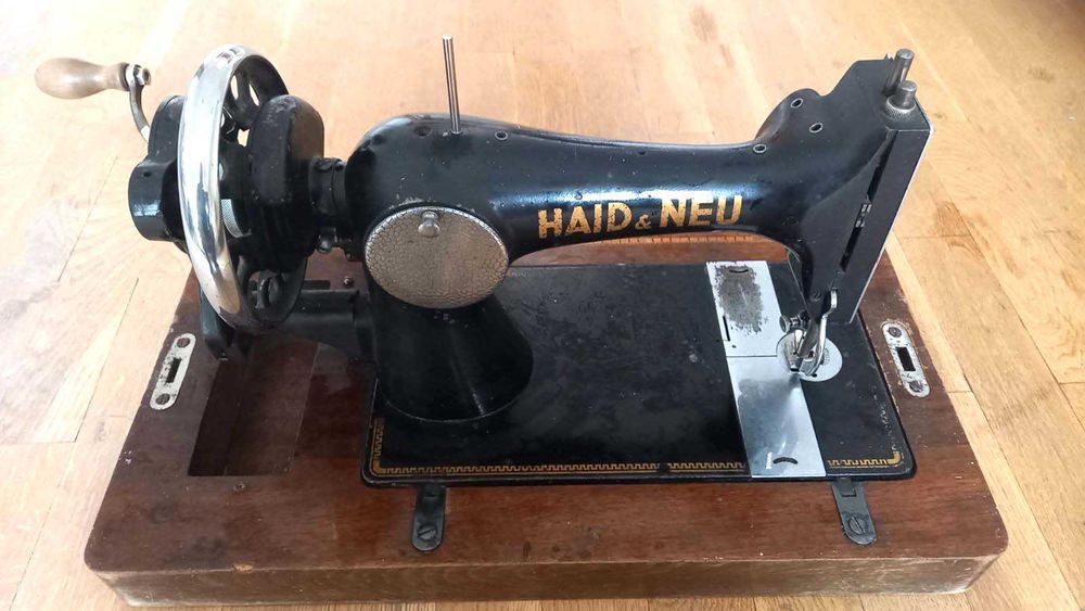 Работеща ретро шевна машина