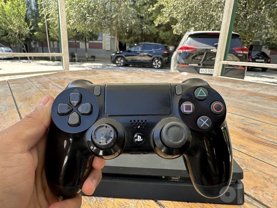 PlayStation 4 Slim sotiladi

PS4 Slim yaxshi holatda sotiladi.
Komp