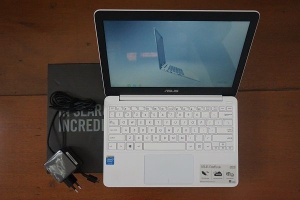 Laptop Asus EeeBook X205TA
