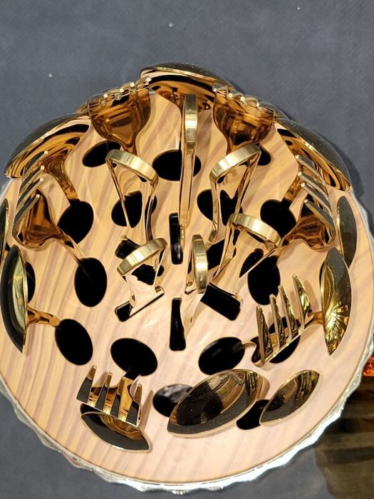 Набор столовых приборов в яйце