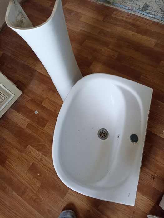 Раковину со стойкой и унитаз,  продам