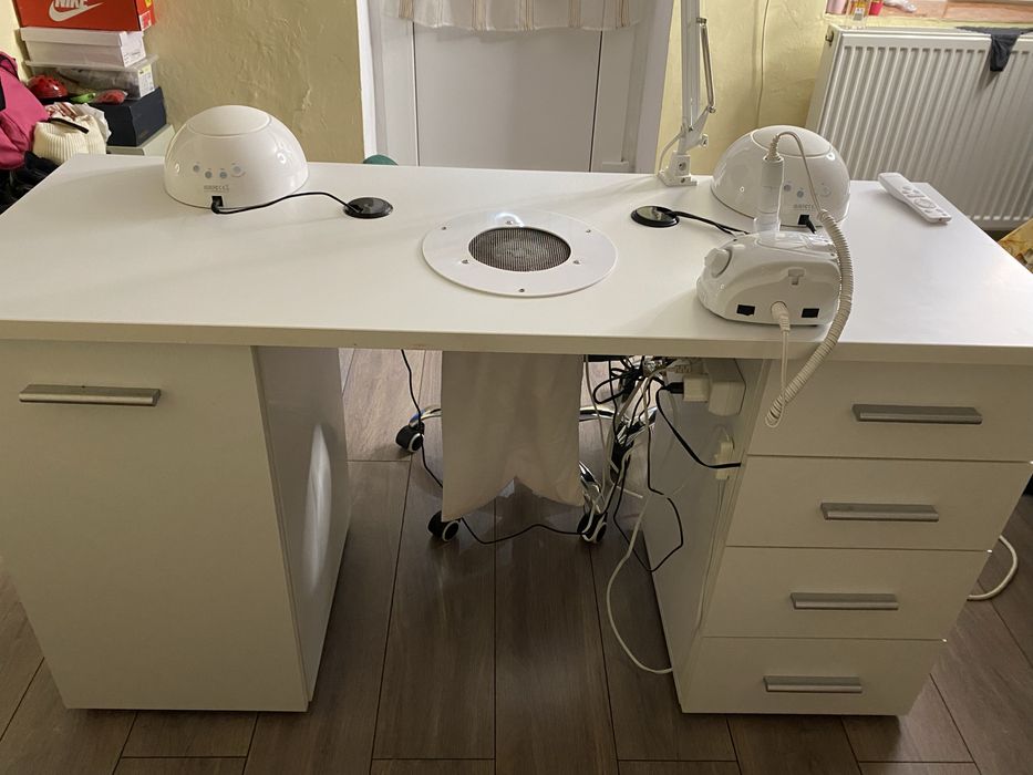 Masa manichiura cu aspirator