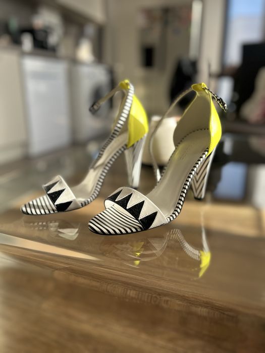 Сандали на висок ток