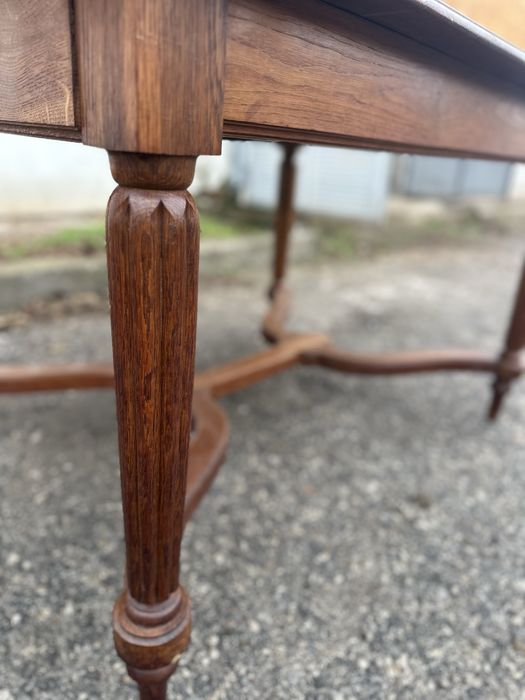 Трапезна маса от масивно дърво