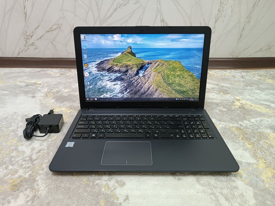 Ноутбук ASUS i3-7thGen + Сумка.
