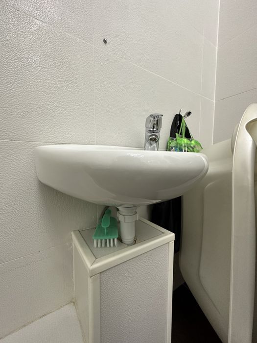 Умывальник с смесителем