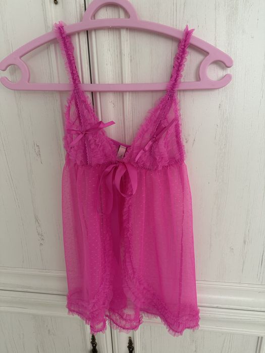 Гащеризони и пижами Victoria's Secret, цена 25 евро.