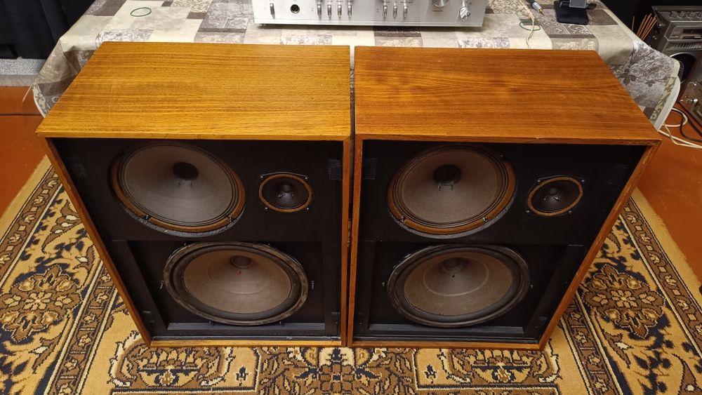 Колонки Тесла в отличном состоянии.