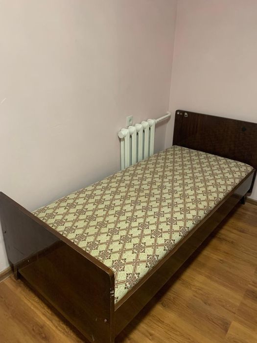 Кровать с матрацом , стол маленький