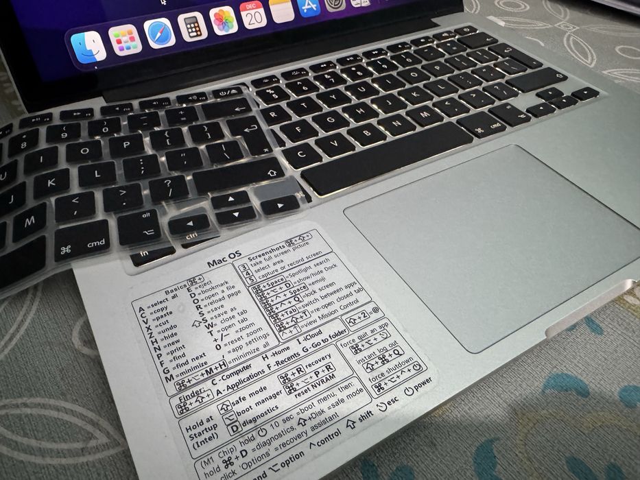 MacBook Pro 13 dyum (2015) + ikkita sumka, gilof va klaviatura himoyas