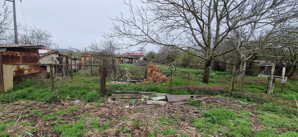 Продава се къща с голям двор, гараж и кладенец в с. Врачанци