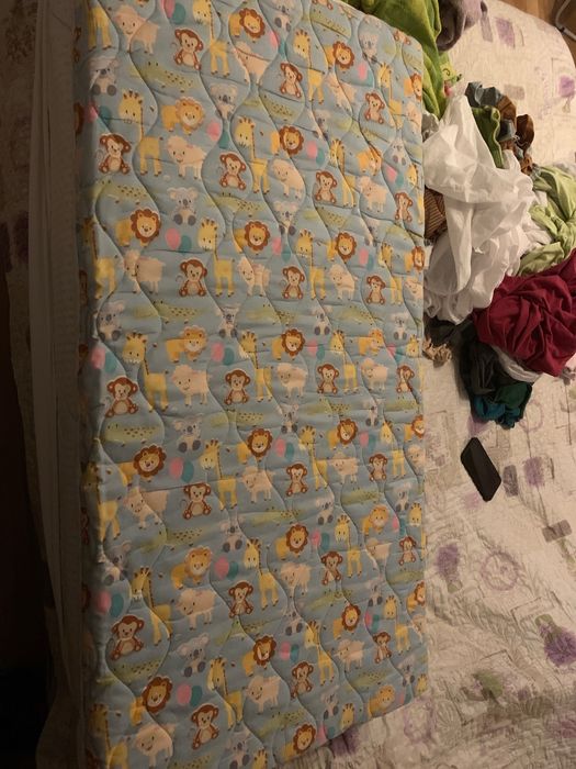 Два детски/бебешки матрака + дървена кошара