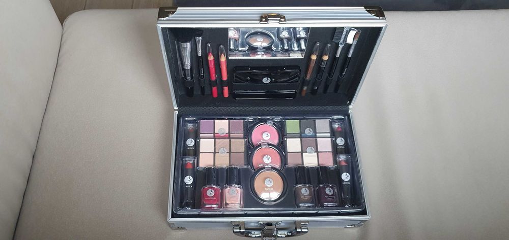 НОВ Голям комплект гримове 2K Beauty в алуминиев куфар с огледало