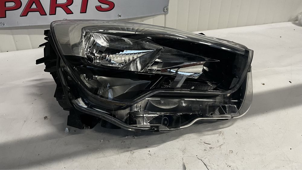 Десен и ляв фар Opel Combo E 2018-